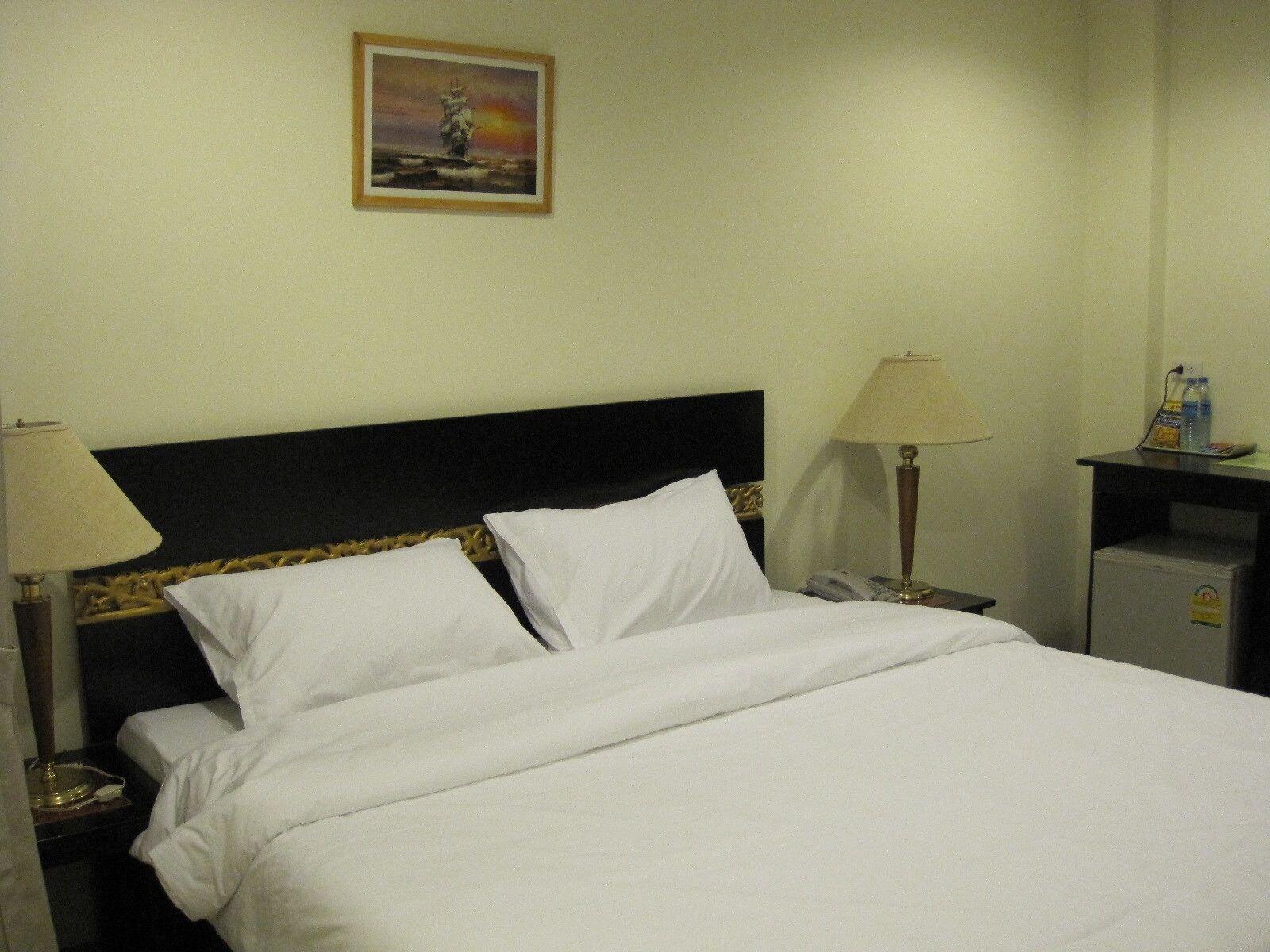 The Bang Khun Phrom Suites Banguecoque Exterior foto