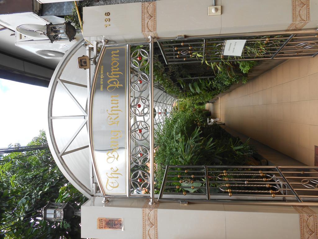 The Bang Khun Phrom Suites Banguecoque Exterior foto