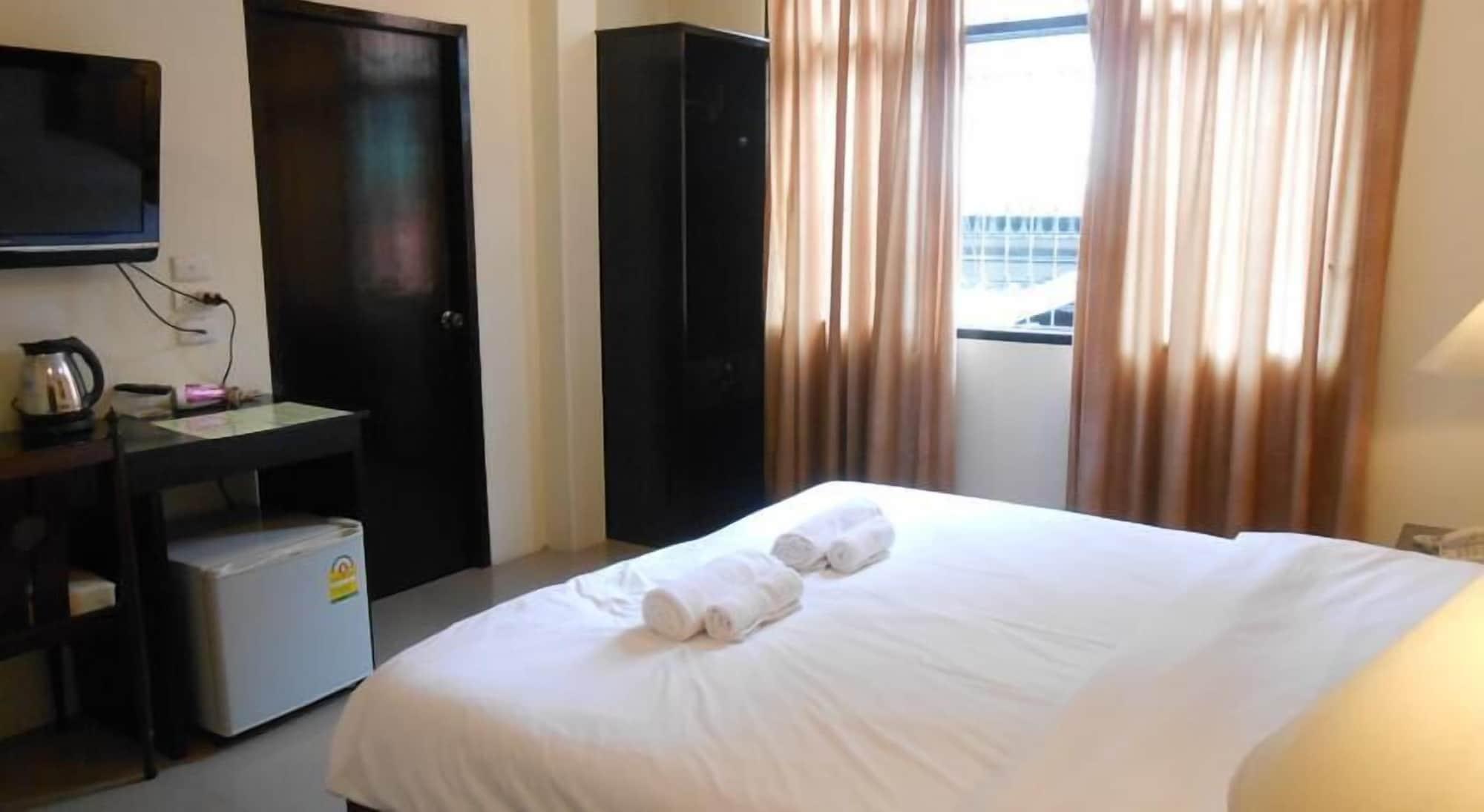 The Bang Khun Phrom Suites Banguecoque Exterior foto