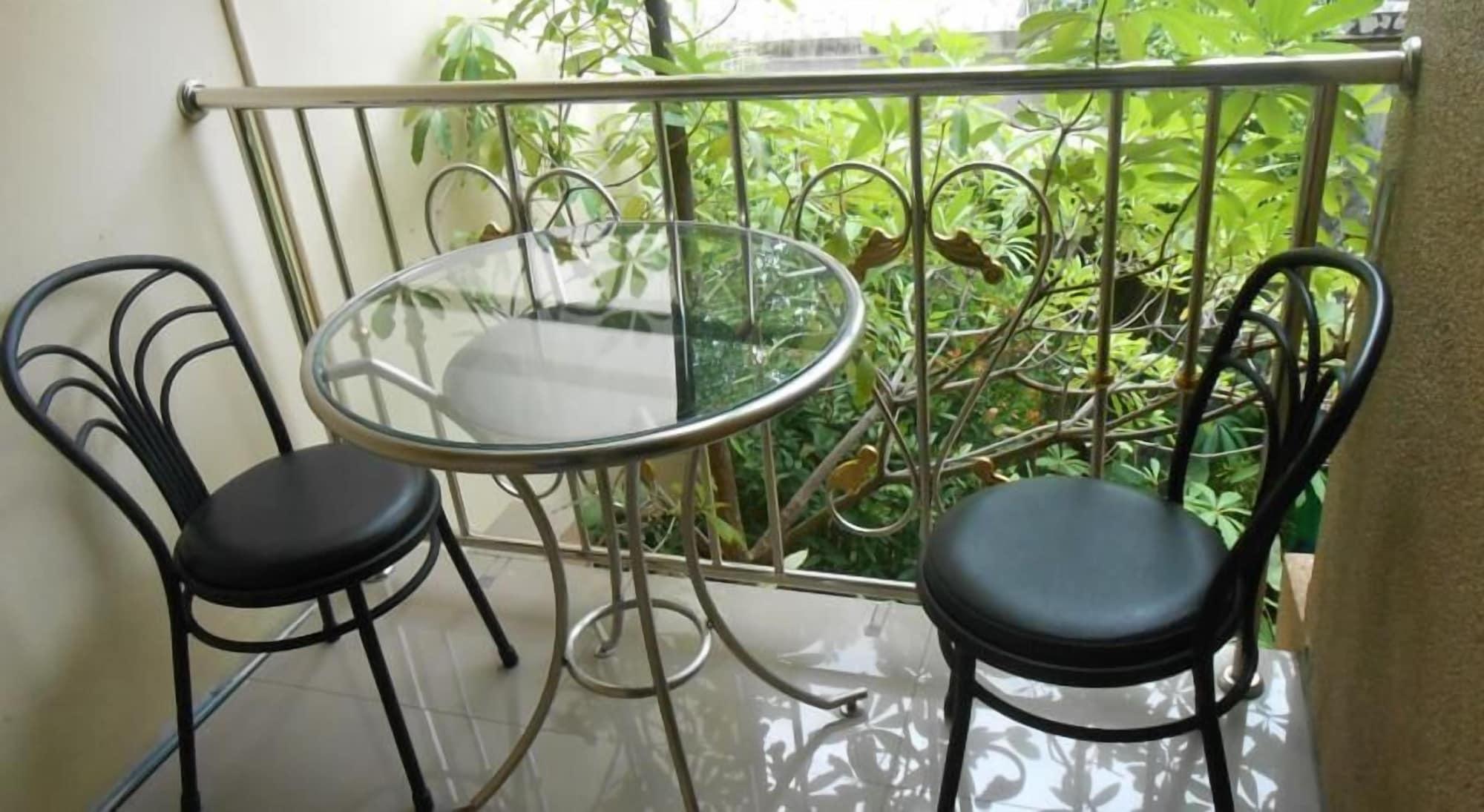 The Bang Khun Phrom Suites Banguecoque Exterior foto