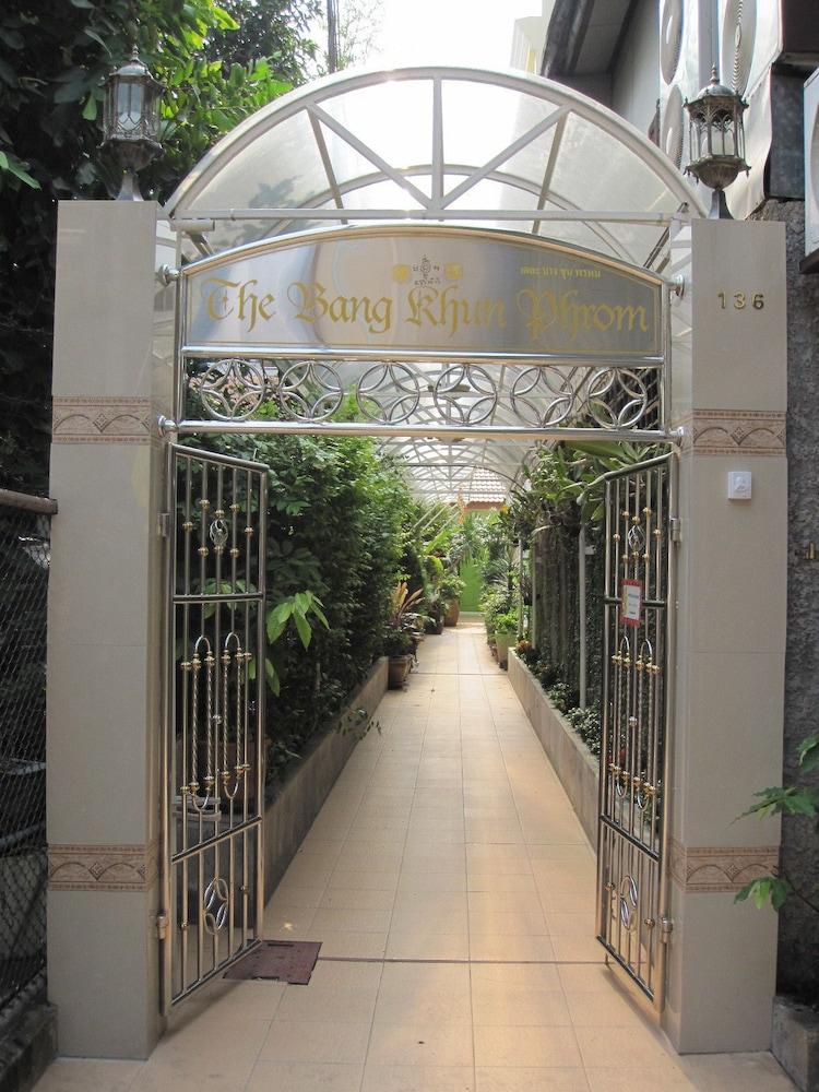 The Bang Khun Phrom Suites Banguecoque Exterior foto