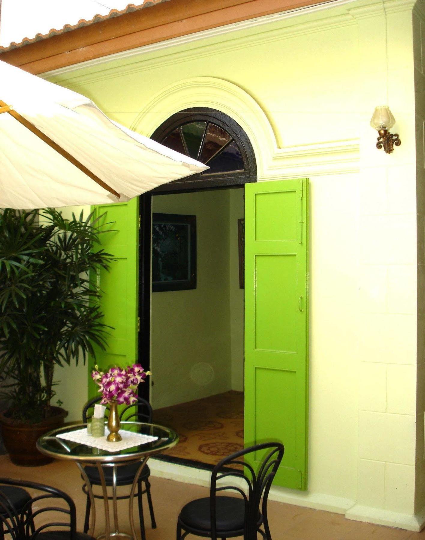 The Bang Khun Phrom Suites Banguecoque Exterior foto