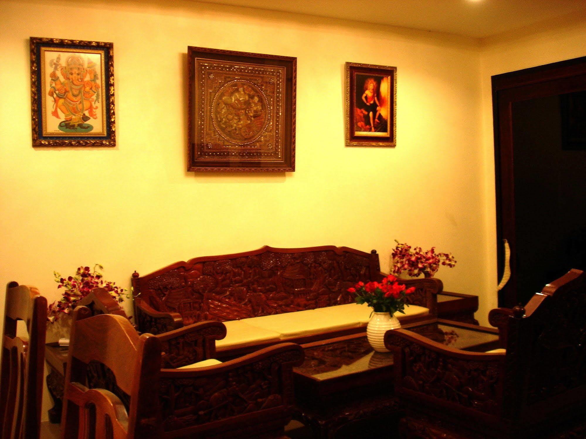 The Bang Khun Phrom Suites Banguecoque Exterior foto