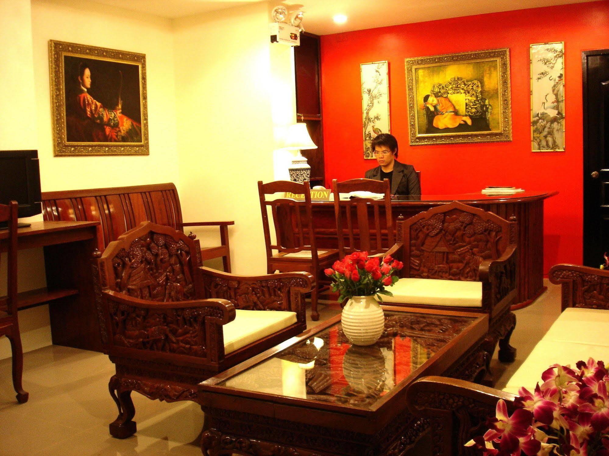 The Bang Khun Phrom Suites Banguecoque Exterior foto