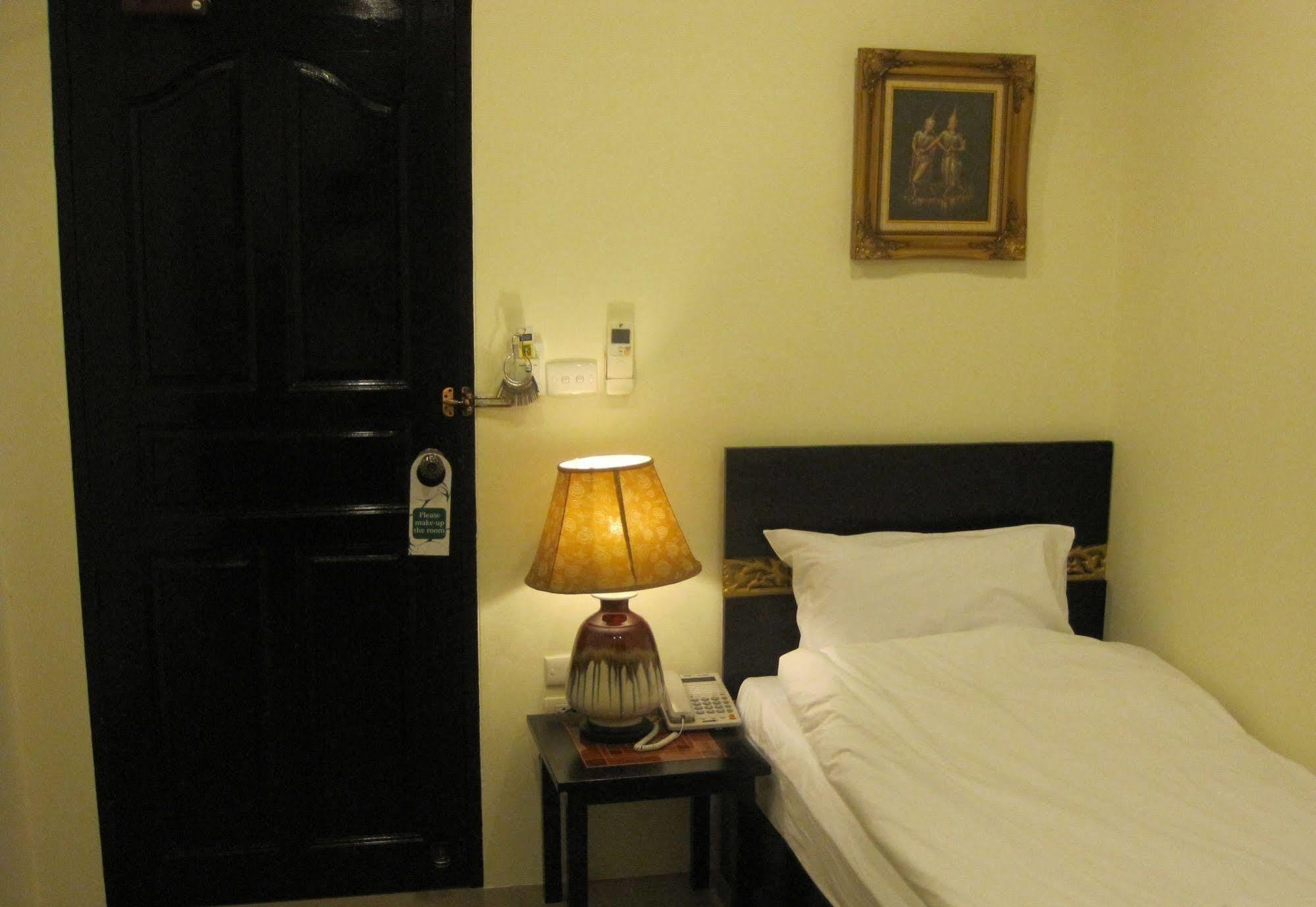 The Bang Khun Phrom Suites Banguecoque Exterior foto